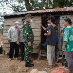Dandim 0212/Tapsel, Letkol. Inf. Rooy Chandra Sihombing S.I.P bersama unsur Forkopimda Kabupaten Padanglawas saat berinteraksi dengan warga korban banjir di empat Desa di Kecamatan Batang Lubu Sutam.