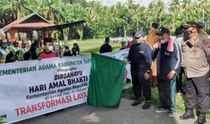 Bupati didampingi Kakan Kemenag Tapsel, Drs. Ikhwan Nasution saat melepas Gerak Jalan Santai dalam rangka memeriahkan HAB Kemenag, Selasa (03/01/2022).