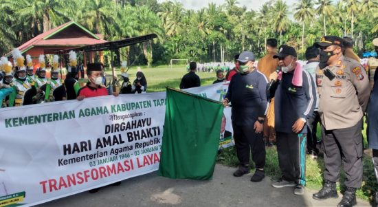Bupati didampingi Kakan Kemenag Tapsel, Drs. Ikhwan Nasution saat melepas Gerak Jalan Santai dalam rangka memeriahkan HAB Kemenag, Selasa (03/01/2022).