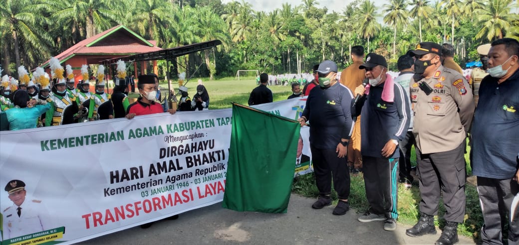 Bupati didampingi Kakan Kemenag Tapsel, Drs. Ikhwan Nasution saat melepas Gerak Jalan Santai dalam rangka memeriahkan HAB Kemenag, Selasa (03/01/2022).