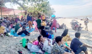Objek Wisata Bahari Pantai Sialang Buah Kecamatan Teluk Mengkudu ramai dikunjungi diakhir pekan.( Photo: AR.Manik/Mitanews.co.id