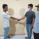 Pemilih kebun singkong yang Ilham (kanan) berjabat tangan dengan Arif sebagai tanda pemberian maaf atas aksi pencurian dua karung singkong pekan lalu.