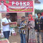 Ketua DPC PKN Tapsel Karimuddin Siregar dan bendahara Roslan Harahap sedang menyerahkan bantuan sembako kepada korban banjir bandang di lobu sutam Palas
