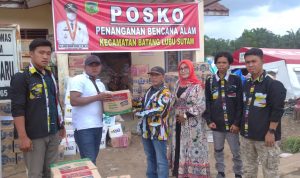 Ketua DPC PKN Tapsel Karimuddin Siregar dan bendahara Roslan Harahap sedang menyerahkan bantuan sembako kepada korban banjir bandang di lobu sutam Palas