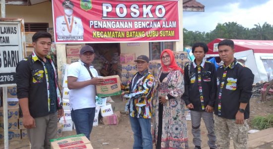 Ketua DPC PKN Tapsel Karimuddin Siregar dan bendahara Roslan Harahap sedang menyerahkan bantuan sembako kepada korban banjir bandang di lobu sutam Palas