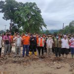 Plt  Bupati Padanglawas, drg.H.Ahmad Zarnawi Pasaribu CHt MM M.Si pimpin apel dengan  relawan dari  Permata Hijau Group (PHG) yang diterjunkan untuk kegiatan kebersihan membantu warga korban banjir.