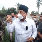 Anggota Komisi I DPR RI Fraksi Gerindra asal Dapil III Sumatera Utara, Romo HR Muhammad Syafi'i mendengarkan keluhan pedagang Pekan Lelo. (Photo: AR Manik/Mitanews.co.id )