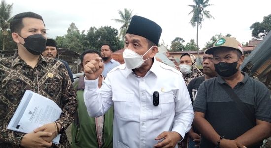 Anggota Komisi I DPR RI Fraksi Gerindra asal Dapil III Sumatera Utara, Romo HR Muhammad Syafi'i mendengarkan keluhan pedagang Pekan Lelo. (Photo: AR Manik/Mitanews.co.id )