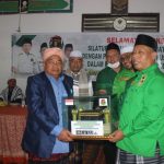 ketua DPW PPP Sumut berikan cendra mata kepada pengurus pondok pesantren purba baru.