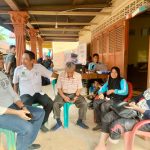 Kadis Kominfo Palas Agustina Ritonga,SH didampingi Kabid Intokom Hamidah Lubis sedang berbincang dengan Awak media di Halaman Media Center.