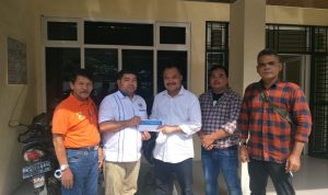 Pengurus PWI Kabupaten Padang Lawas Utara foto bersama ketua PWI Sumut H. Farianda Putra Sinik SE di Gedung PWI Sumut Parada Harahap, Selasa (11/1/2022)