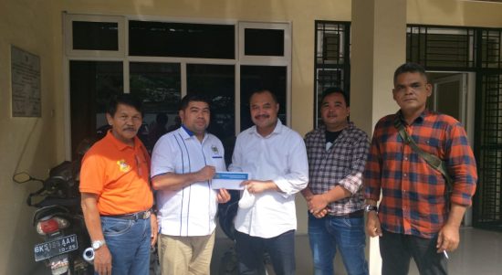 Pengurus PWI Kabupaten Padang Lawas Utara foto bersama ketua PWI Sumut H. Farianda Putra Sinik SE di Gedung PWI Sumut Parada Harahap, Selasa (11/1/2022)