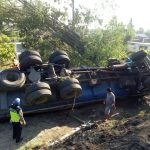 Truk yang membawa Crude Palm Oil (CPO) terguling di di Jalan Medan-Tebingtinggi Kampung Pasiran, Kelurahan Simpang Tiga Pekan Perbaungan, Kecamatan Perbaungan.