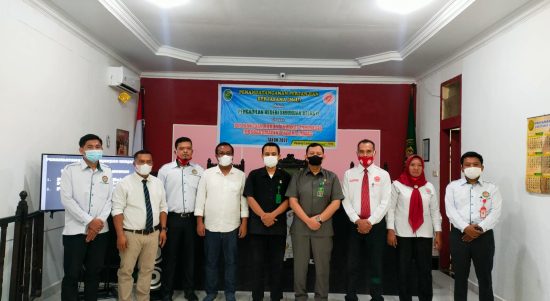 Ketua Pos Bakumadin Palas,Ibrahim Husein Hasibuan.SH foto bersama Ketua PN Sibuhuan Kelas II,Ketua Pengadilan Negeri Sibuhuan Kelas II,Edwin Pudyono Marwiyanto.SH.MH dan Wakil Lulik Djatikumoro.SH.MH,usai penandatanganan MoU kerjasama pelayanan hukum.