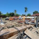 Tampak para pedagang dan mahasiswa memperbaiki puluhan kios atau lapak yang hancur pasca bentrokan dengan Satpol PP Serdang Bedagai.