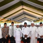 Ustad Das'ad Latif (lima dari kiri) bersama Bupati Sergai Darma Wijaya,Wabup Adlin Tambunan dan unsur Forkopimda ditengah masyarakat dalam kegiatan Tabligh Akbar.