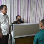Ummul Azis Daulay (kanan) tengah diperiksa di Kantor Kejaksaan Negeri Padang Lawas Utara, Kamis (13/1/2022).