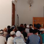 Para santri Tahfizh Qur'an Ponpes Ibnu Umar sedang tekun mendengarkan beberapa petunjuk dari Ustadz terkait hafalan Al-Qur'an.