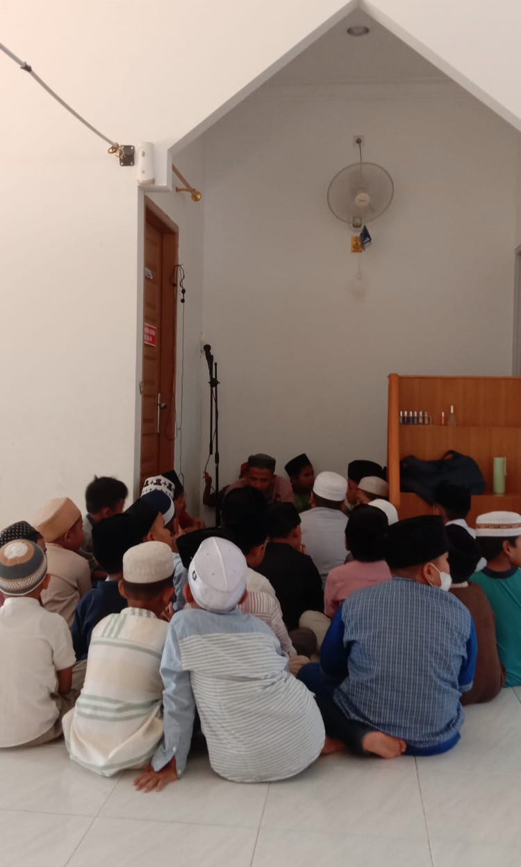 Para santri Tahfizh Qur'an Ponpes Ibnu Umar sedang tekun mendengarkan beberapa petunjuk dari Ustadz terkait hafalan Al-Qur'an.