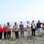 Bupati Sergai Darma Wijaya (tengah) bersama Kapolres Ali Machfud (empat dari kiri) lakukan aksi tanam mangrove di Bagan Kuala.