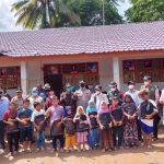 Plt Bupati Palas,drg.H.Ahmad Zarnawi Pasaribu.CHt.MM.M.Si didampingi Kadis Pendidikan dan Kebudayaan Palas,Hj Rosida Wati Suriani.S.Pd menyerahkan bantuan perlengkapan sekolah kepada siswa terdampak banjir bandang.