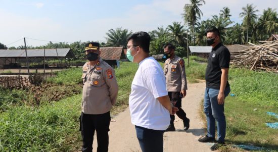 Kapolres Sergai AKBP Ali Machfud saat menemui pengusaha ternak bebek untuk terus menyampaikan pentingnya menjaga prokes dan vaksinasi.Photo: AR.Manik/Mitanews.co.id