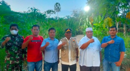 Ketua Koalisi Pemuda Peduli Lingkungan Palas,Abdul Adi Safran Harahap bersama Tondi Sarasi Lubis dan Rasman menyampaikan apresiasi kepada Plt Bupati Palas,drg.H.Ahmad Zarnawi Pasaribu.CHt.MM.M.Si.  