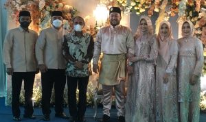 Gubsu Edy Rahmayadi memberikan doa restu pernikahan putra salah seorang fungsionaris Badan Kemakmuran Masjid (BKM) Agung Medan Mahmuzar Darma, Sabtu (15/1)