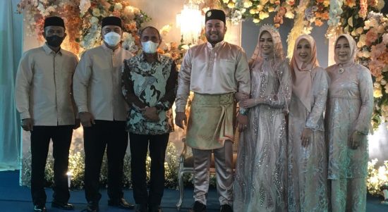 Gubsu Edy Rahmayadi memberikan doa restu pernikahan putra salah seorang fungsionaris Badan Kemakmuran Masjid (BKM) Agung Medan Mahmuzar Darma, Sabtu (15/1)