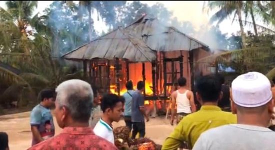 Satu Unit Rumah Papan di Desa Manggis Sutam Hangus Terbakar.