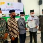 Ketua LPTQ Sumut,H.Arsen Nasution memberikan penghargaan kepada Plt Bupati Palas,drg.H.Ahmad Zarnawi Pasaribu.CHt.MM.M.Si sebagai Kabupaten yang berhasil pembinaan qori dan qoriah menuju prestasi emas Sumut Bermartabat.