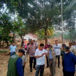 H.iskan Qolba Lubis didampingi Plt .Bupati Palas drg.H.Ahmad Zarnawi Pasaribu, MM , M.Sc , Kadis Sosial H.Fauzan Nasution , Kepala BPBD H.Amit Hadi Nasution , Kadid Kominfo Agustina Ritonga,SH ,Kasatpol PP Agus Saleh Syahputra Daulay , Anggota DPRD Palas dari Fraksi Golkar dan Hanura dan para tokoh masyarakat ketika Kunjungi lokasi Banjit fi Palas.