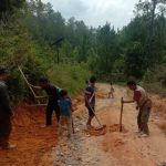 Warga desa Barnangkoling saat sibuk bekerja dalam rangka gotongroyong guna memperbaiki jalan menuju desa mereka. Walau belum diketahui kapan pemerintah hadir untuk normalisasi hingga jalan kabupaten layak untuk sarana perbaikan ekonomi masyarakat.