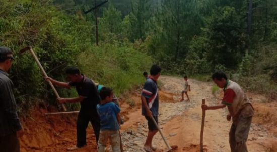 Warga desa Barnangkoling saat sibuk bekerja dalam rangka gotongroyong guna memperbaiki jalan menuju desa mereka. Walau belum diketahui kapan pemerintah hadir untuk normalisasi hingga jalan kabupaten layak untuk sarana perbaikan ekonomi masyarakat.