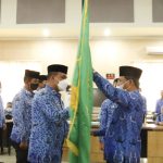 H M Faisal Hasrimy,AP, M.AP,Ketua Dewan Pengurus KORPRI Kabupaten Serdang Bedagai (kiri) menerima pataka KORPRI dari Ketua Dewan Pengurus KORPRI Sumatera Utara Dr H Arsyad Lubis,MM.