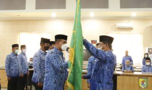 H M Faisal Hasrimy,AP, M.AP,Ketua Dewan Pengurus KORPRI Kabupaten Serdang Bedagai (kiri) menerima pataka KORPRI dari Ketua Dewan Pengurus KORPRI Sumatera Utara Dr H Arsyad Lubis,MM.