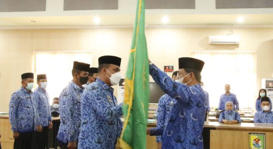 H M Faisal Hasrimy,AP, M.AP,Ketua Dewan Pengurus KORPRI Kabupaten Serdang Bedagai (kiri) menerima pataka KORPRI dari Ketua Dewan Pengurus KORPRI Sumatera Utara Dr H Arsyad Lubis,MM.