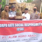 Plt Bupati Palas,drg.H.Ahmad Zarnawi Pasaribu.CHt.MM.M.Si menerima bantuan CSR perusahaan PT Alam Agro Abadi berupa kompor gas dan tabung gas elpiji bagi masyarakat korban bencana. 