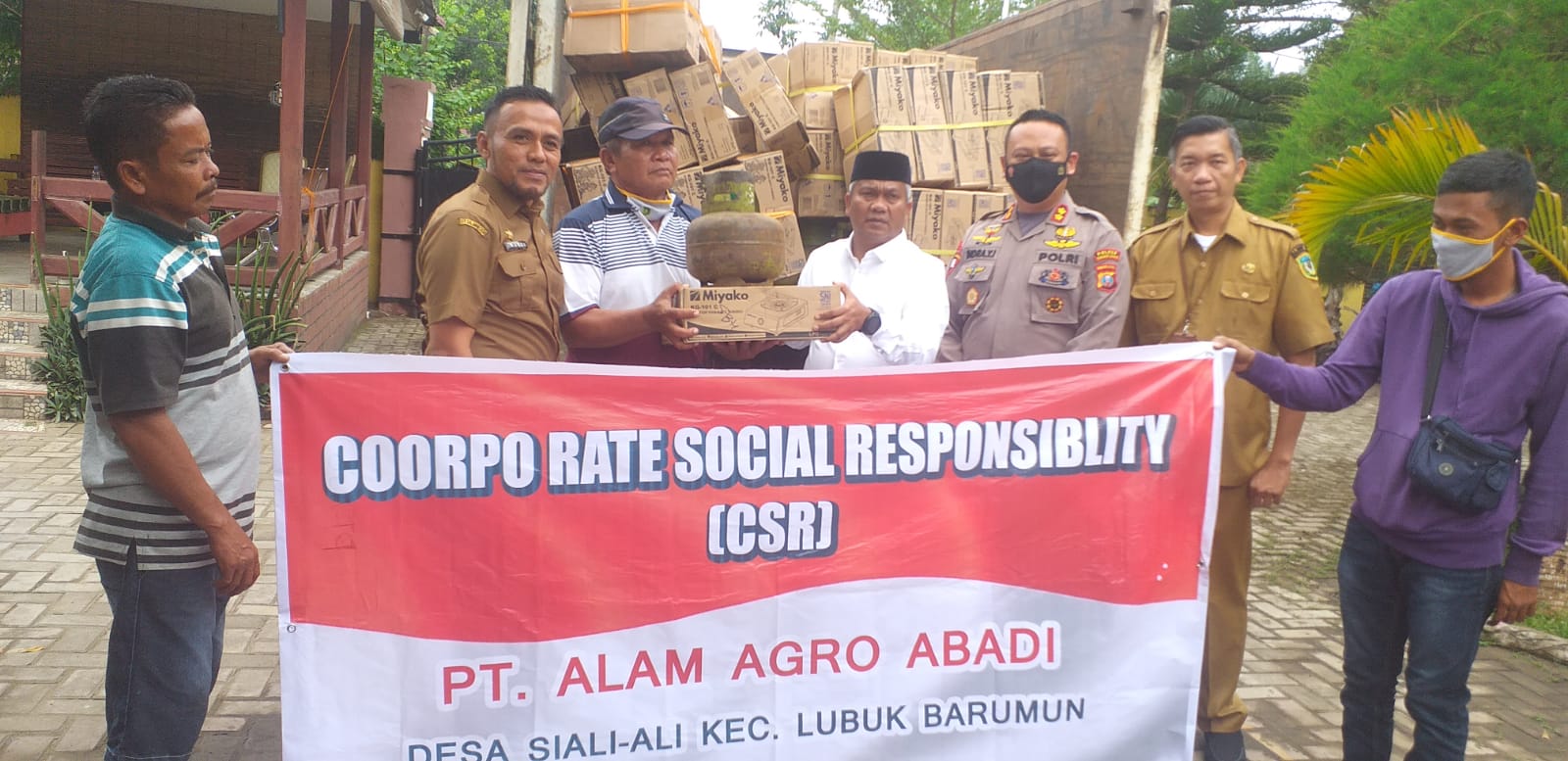 Plt Bupati Palas,drg.H.Ahmad Zarnawi Pasaribu.CHt.MM.M.Si menerima bantuan CSR perusahaan PT Alam Agro Abadi berupa kompor gas dan tabung gas elpiji bagi masyarakat korban bencana. 