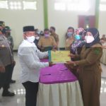 Kepala Puskesmas,Camat dan Kepala Sekolah tandatangani fakta integritas vaksinasi yang disaksikan oleh Plt Bupati Palas,drg.H.Ahmad Zarnawi Pasaribu.CHt.MM.M.Si dan Kopolres Palas,AKBP Indra Yanitra Irawan.SIK.M.Si.