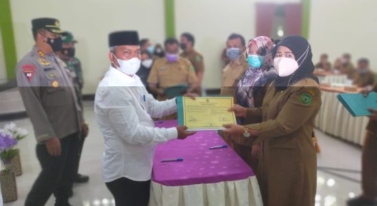 Kepala Puskesmas,Camat dan Kepala Sekolah tandatangani fakta integritas vaksinasi yang disaksikan oleh Plt Bupati Palas,drg.H.Ahmad Zarnawi Pasaribu.CHt.MM.M.Si dan Kopolres Palas,AKBP Indra Yanitra Irawan.SIK.M.Si.