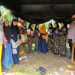 Ketua PC Fatayat NU Palas,Hj.Ningtiasih dan Perwakilan Detasemen Wanita Banser, Ida Priyatni salurkan bantuan ke ketua Yayasan RA Al Hasanah Sutam, Mardiah Lubis.  