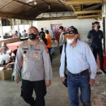Kapolres Sergai AKBP Ali Machfud saat turun kelokasi wisata Pantai Cermin guna mengimbau pemilik usaha menerapkan Prokes.