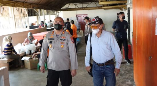 Kapolres Sergai AKBP Ali Machfud saat turun kelokasi wisata Pantai Cermin guna mengimbau pemilik usaha menerapkan Prokes.