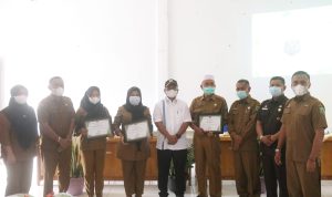 Plt Bupati Palas drg. H Ahmad Zarnawi Pasaribu, didampingi Inspektur Palas Harjusli Fahri Siregar, Asisten II Pemkab Palas Drs. Marza Jennova dan Kabid Pengadaan dan Pemberhentian Yusnita Marito, foto bersama dengan P3K penyuluh pertanian Palas, usai acara penyerahan kontrak perpanjangan kerja secara simbolis, di Kantor Dinas Pertanian Palas, Desa Gunung Manobot, Kecamatan Lubuk Barumun