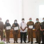 Plt Bupati Palas,drg.H.Ahmad Zarnawi Pasaribu.CHt.MM.M.Si didampingi Kadis Pertanian Sukri Falah Fikri menyerahkan SK P3K kepada 39 orang penyuluh pertanian.