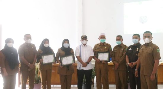 Plt Bupati Palas,drg.H.Ahmad Zarnawi Pasaribu.CHt.MM.M.Si didampingi Kadis Pertanian Sukri Falah Fikri menyerahkan SK P3K kepada 39 orang penyuluh pertanian.