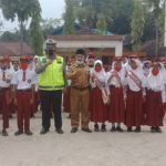 Kapos Lantas Polsek Barumun,Julham Efendi berikan bimbingan kesiswa tentang tata tertib berlalu lintas yang benar kepada siswa SD.