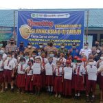Kapolres Palas,AKBP Indra Yanitra Irawan dan Plt Bupati Palas,drg.H.Ahmad Zarnawi Pasaribu.CHt.MM.M.Si bersama anak -anak SD Swasta Sumber Tunas Abadi PT KAS Sosa.