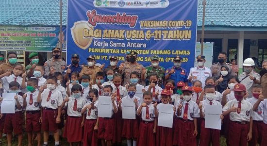 Plt Bupati Palas,drg.H.Ahmad Zarnawi Pasaribu.CHt.MM.M.Si , Kapolres AKBP Indra Yanitra Irawan, SIK MSi bersamaManagement perusahaan PT KAS,Apuk Candra sebagai RCA Sumut 1 didampingi Manager Fery Rifki Andy dan Humas,Paijan usai kegiatan vaksinasi anak usia 6-11 tahun.